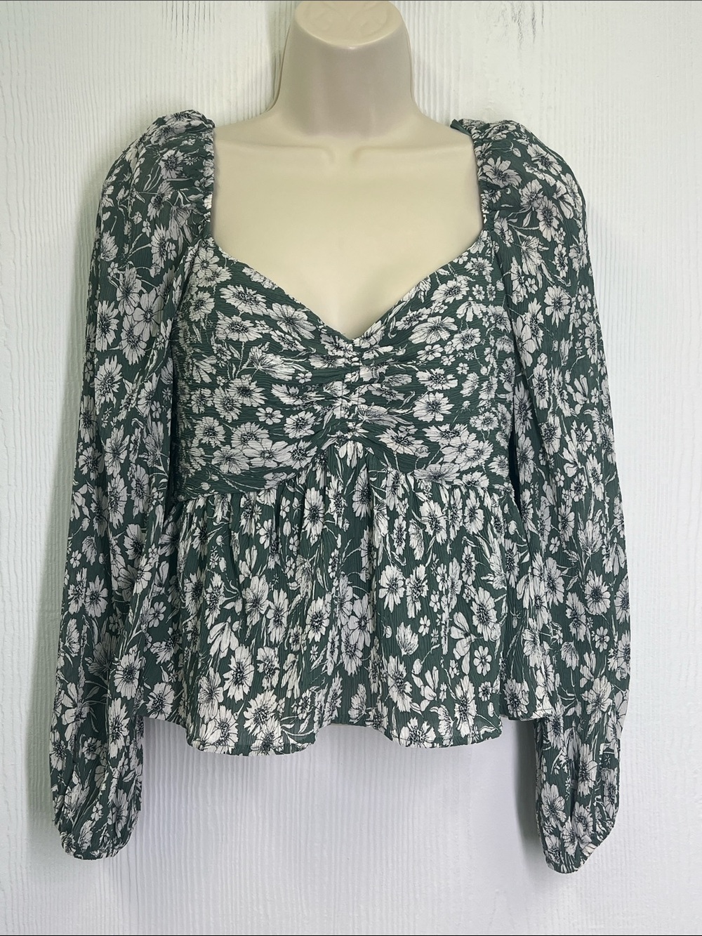 ASTR The Label - NWT Green Floral Peplum Long Sleeve Light Blouse Size Small